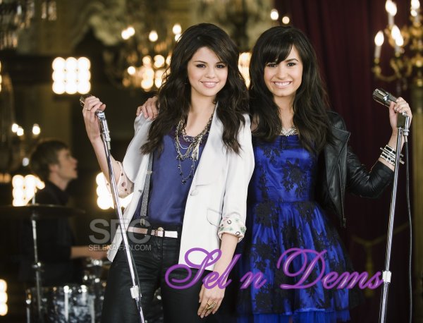 36224_sel-n-dems-selena-gomez-and-demi-lovato-6490380-2560-1956